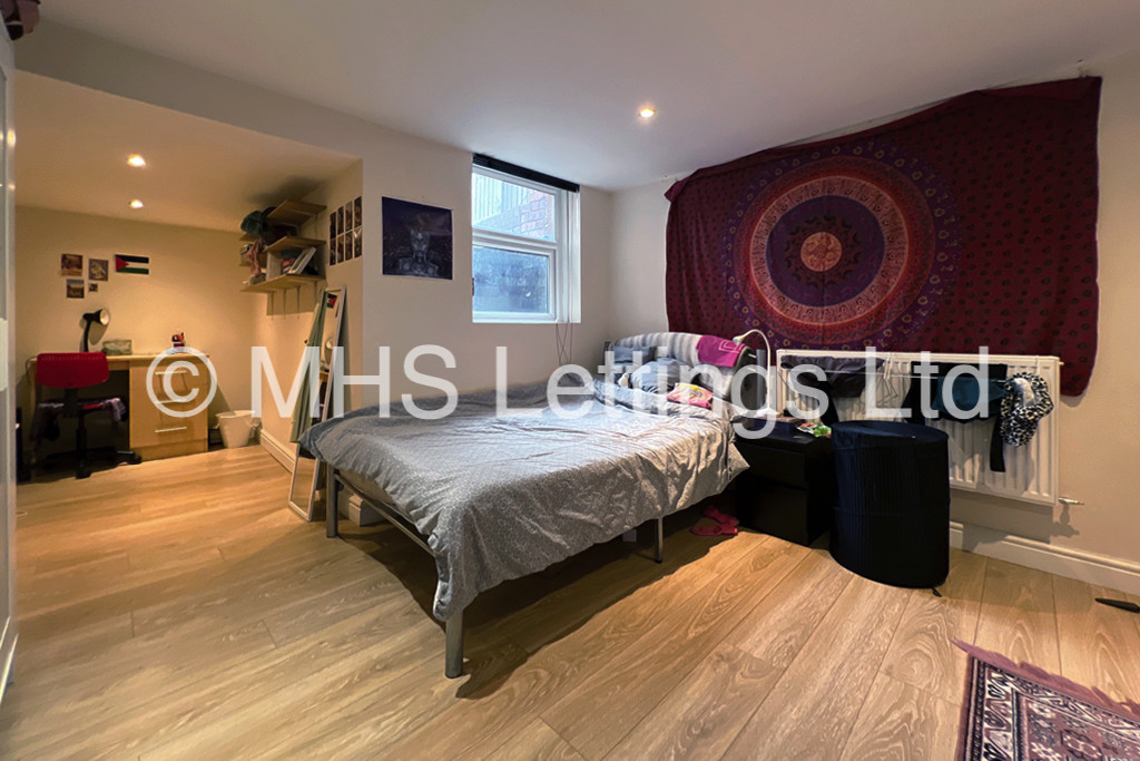 Photo of 6 Bedroom Detached House in 7 Pearson Terrace, Leeds, LS6 1HZ