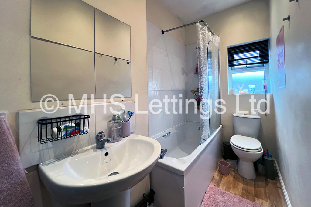 Photo of 6 Bedroom Detached House in 7 Pearson Terrace, Leeds, LS6 1HZ