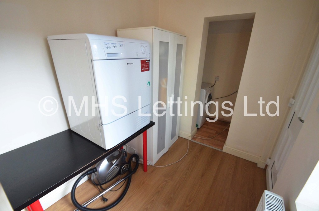 Photo of 6 Bedroom Detached House in 7 Pearson Terrace, Leeds, LS6 1HZ