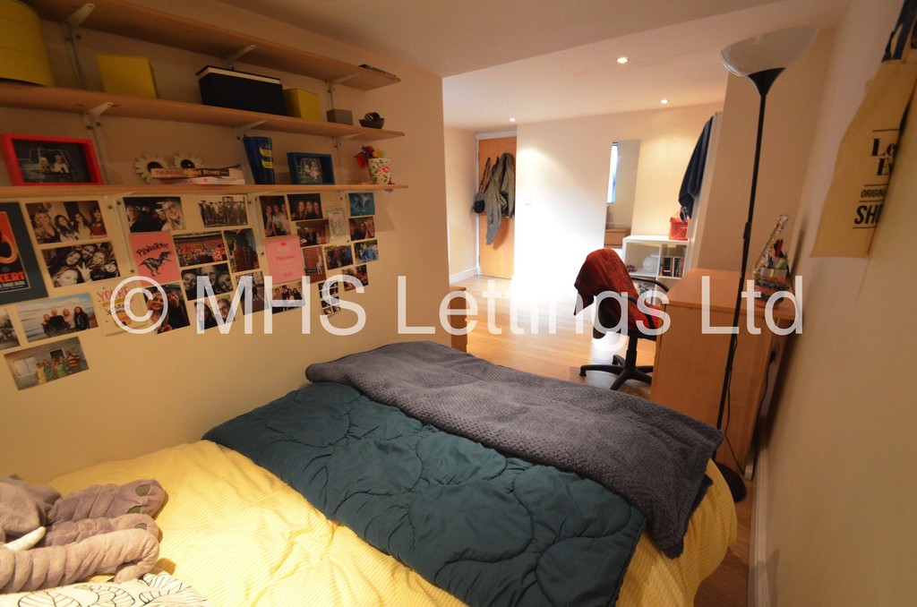 Photo of 6 Bedroom Detached House in 7 Pearson Terrace, Leeds, LS6 1HZ