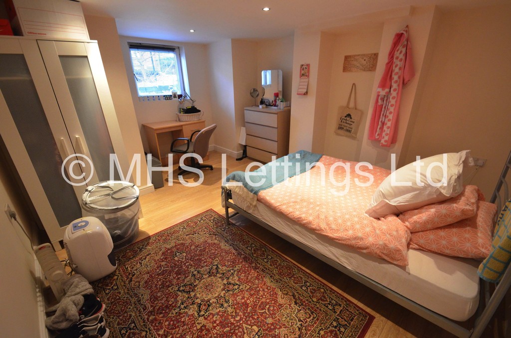 Photo of 6 Bedroom Detached House in 7 Pearson Terrace, Leeds, LS6 1HZ