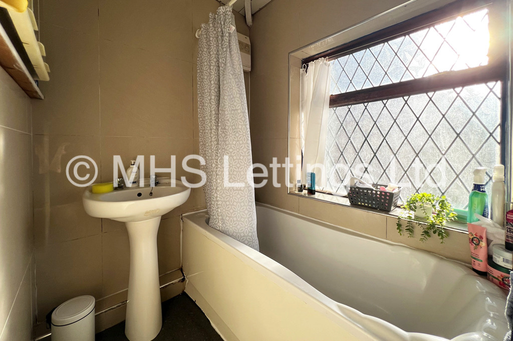 Photo of 3 Bedroom Semi-Detached House in 42 Richmond Avenue, Leeds, LS6 1DB