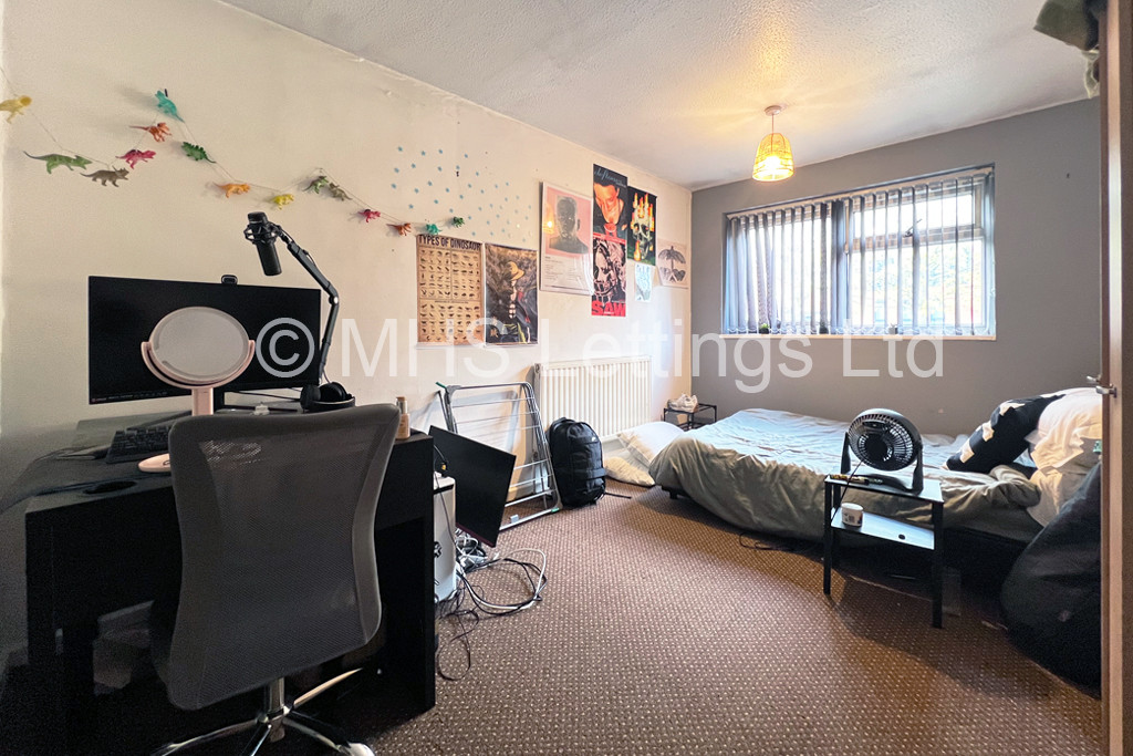 Photo of 3 Bedroom End Terraced House in 23 Kendal Lane, Leeds, LS3 1AS