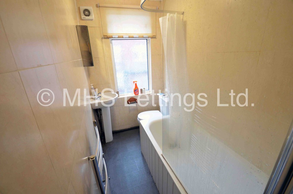 Photo of 4 Bedroom Mid Terraced House in 41 Manor Drive, Leeds, LS6 1DD