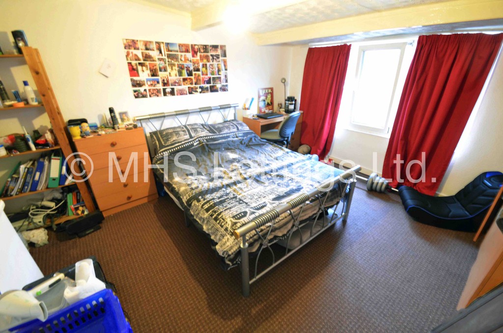 Photo of 4 Bedroom Mid Terraced House in 41 Manor Drive, Leeds, LS6 1DD
