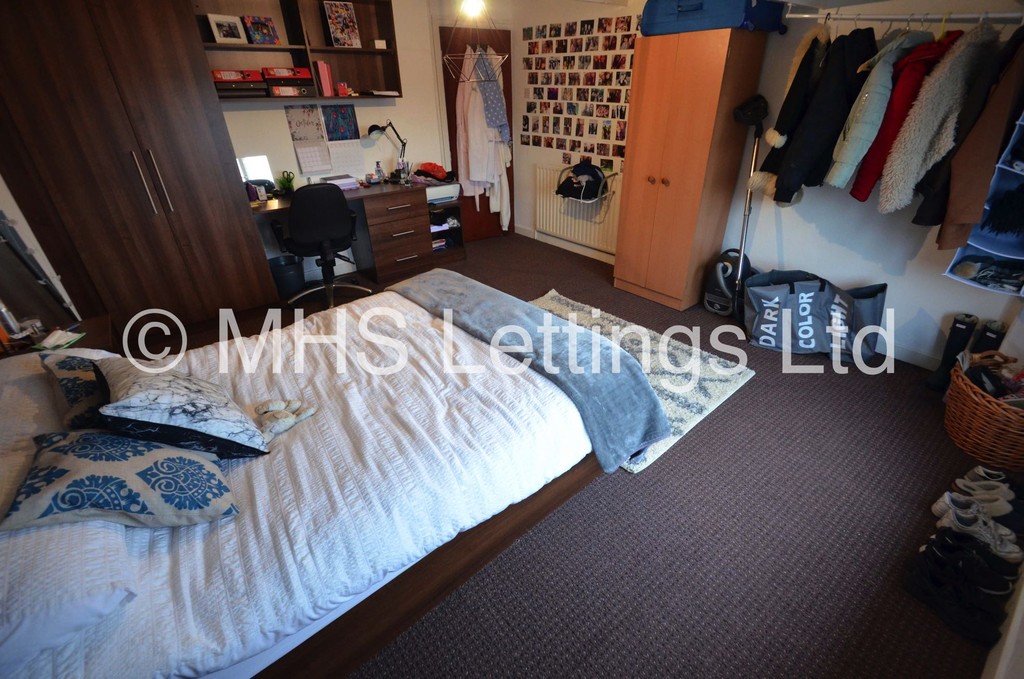 Photo of 4 Bedroom Mid Terraced House in 41 Manor Drive, Leeds, LS6 1DD