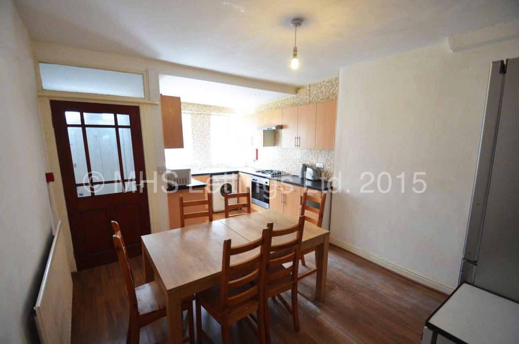Photo of 4 Bedroom Mid Terraced House in 41 Manor Drive, Leeds, LS6 1DD