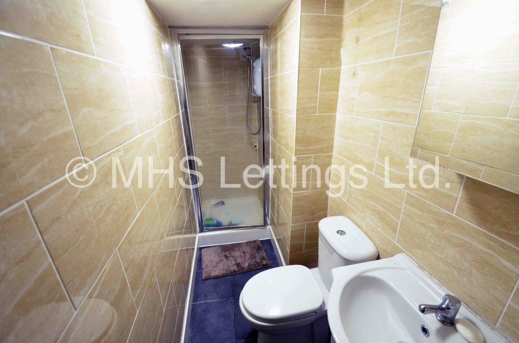Photo of 4 Bedroom Mid Terraced House in 41 Manor Drive, Leeds, LS6 1DD