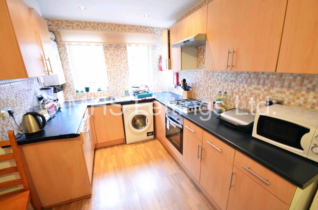Photo of 4 Bedroom Mid Terraced House in 41 Manor Drive, Leeds, LS6 1DD