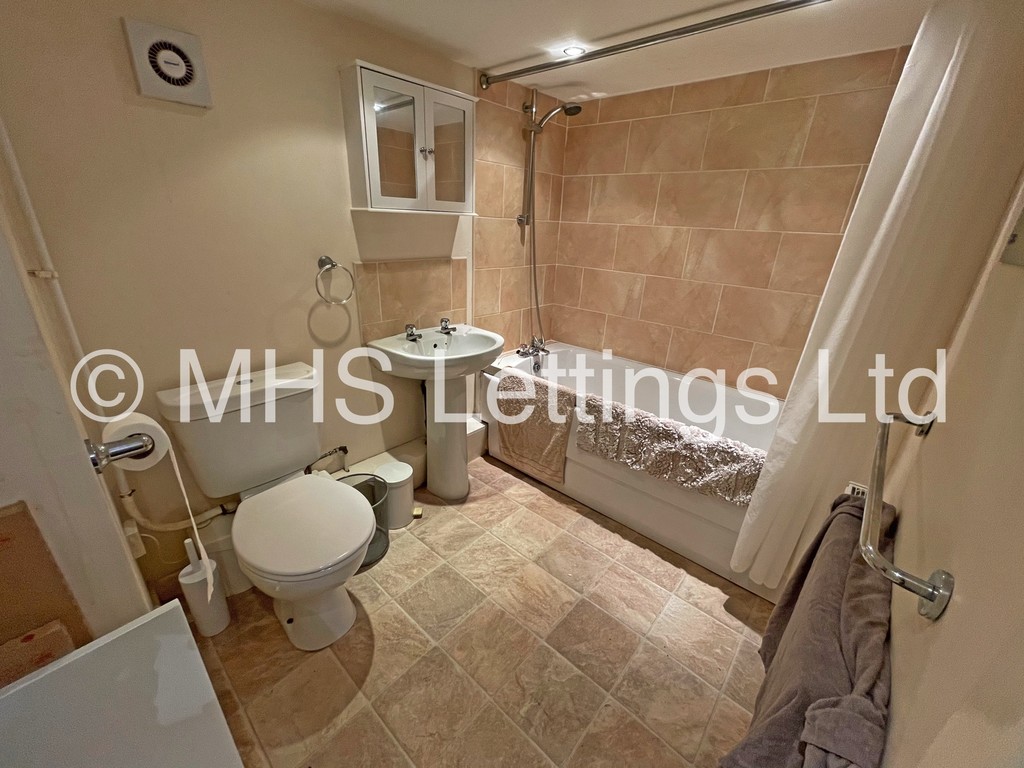 Photo of 4 Bedroom Mid Terraced House in 141 Ash Road, Leeds, LS6 3HD