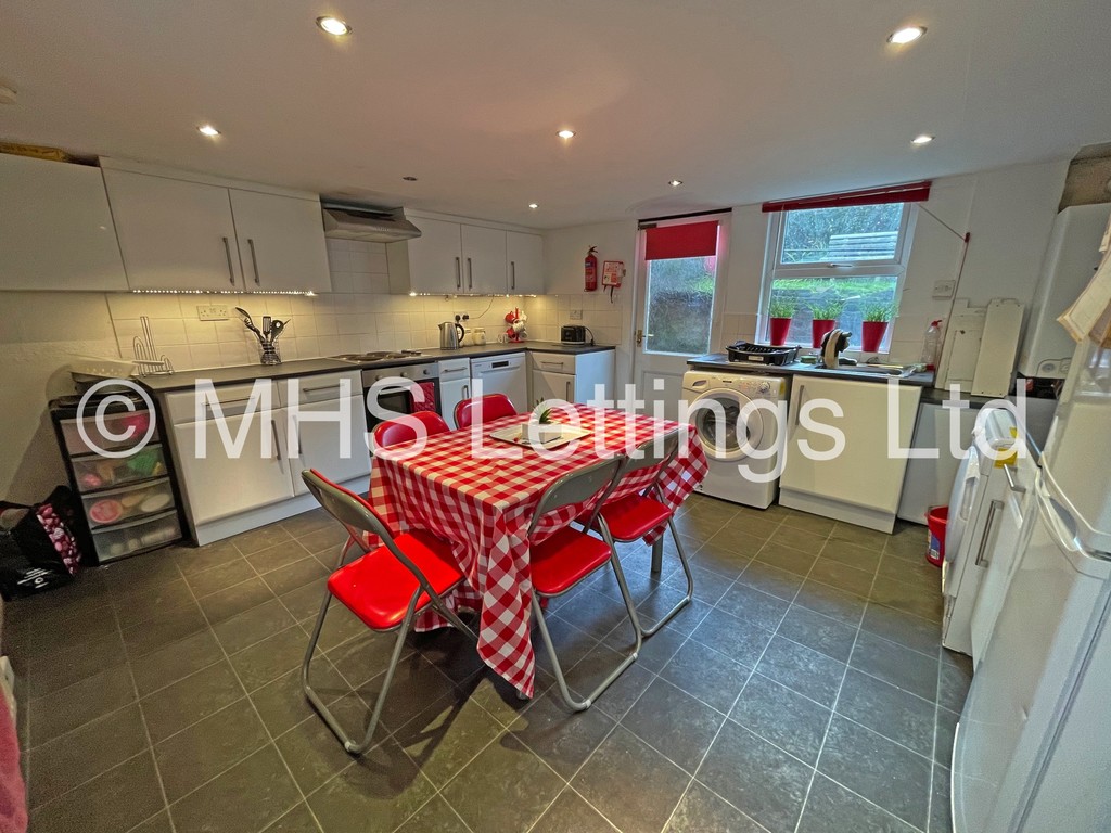 Photo of 4 Bedroom Mid Terraced House in 141 Ash Road, Leeds, LS6 3HD