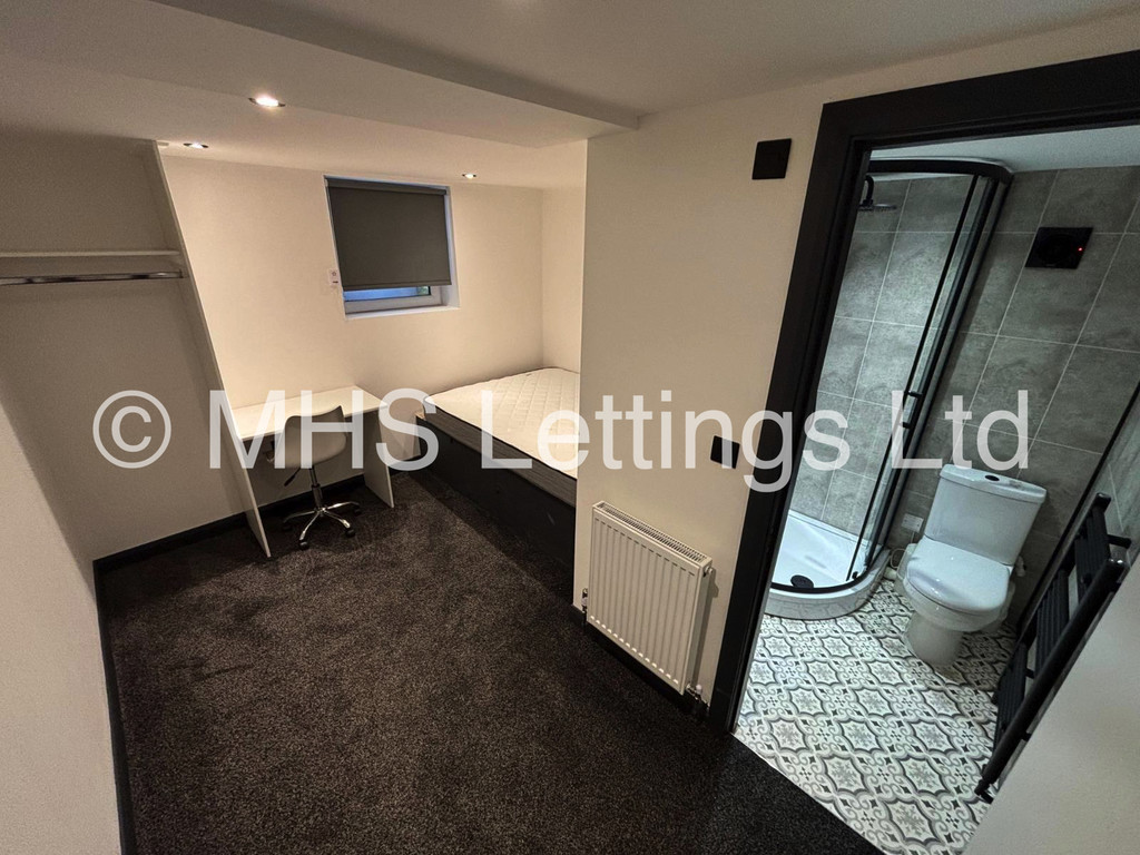Photo of 6 Bedroom Mid Terraced House in 27 Welton Place, Leeds, LS6 1EW
