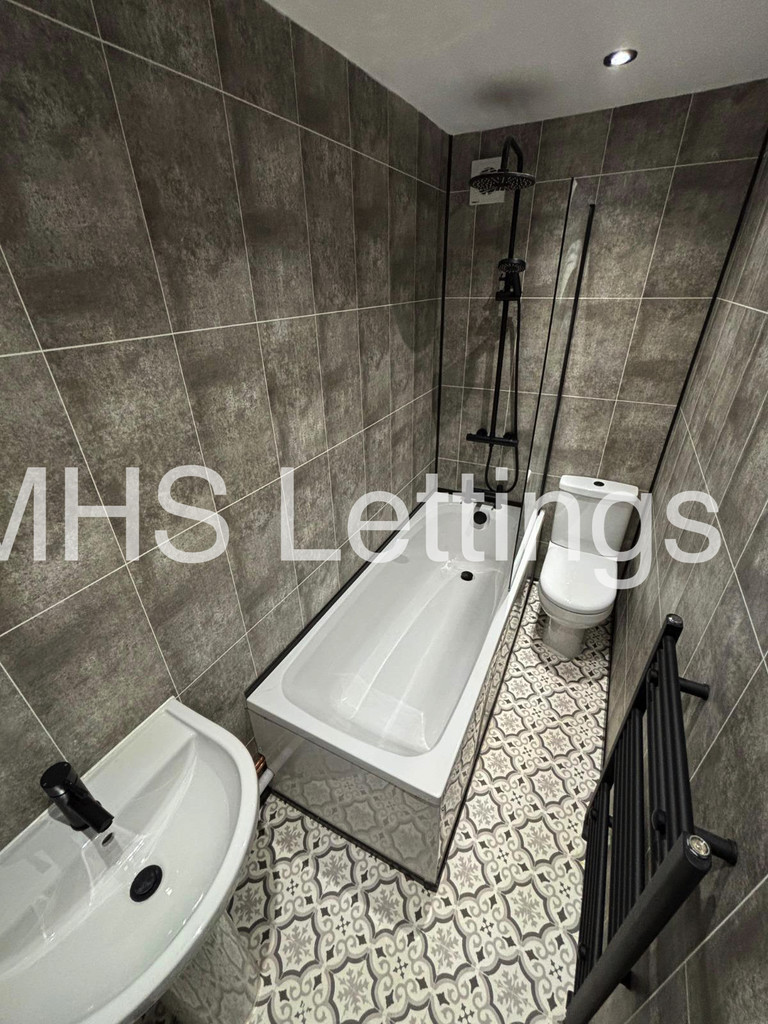 Photo of 5 Bedroom Mid Terraced House in 27 Welton Place, Leeds, LS6 1EW