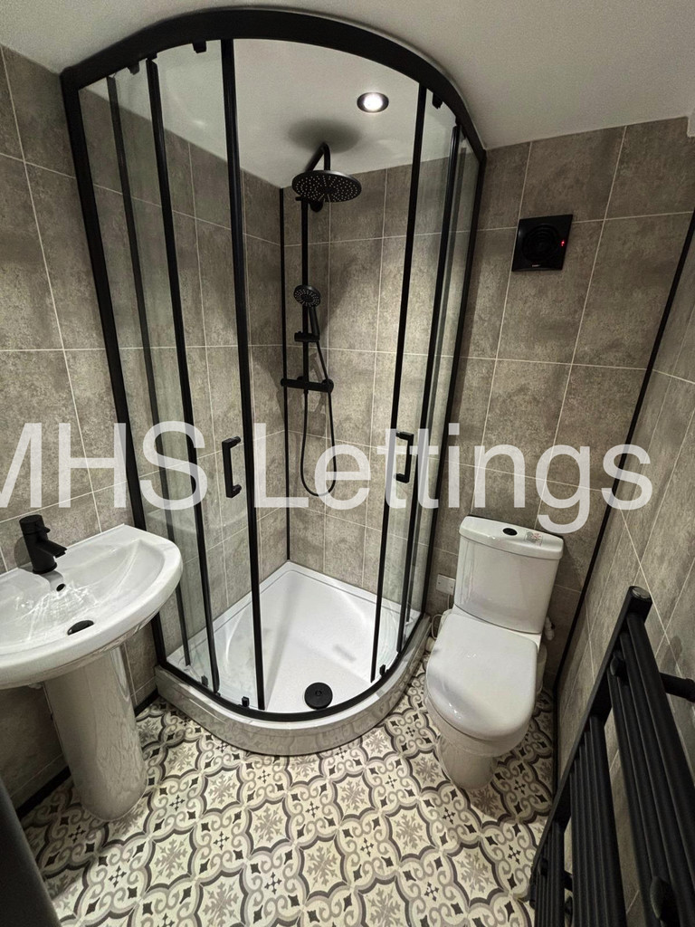 Photo of 5 Bedroom Mid Terraced House in 27 Welton Place, Leeds, LS6 1EW