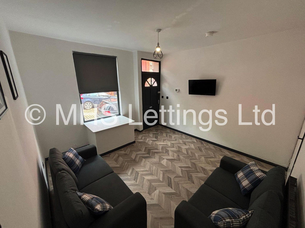 Photo of 5 Bedroom Mid Terraced House in 27 Welton Place, Leeds, LS6 1EW