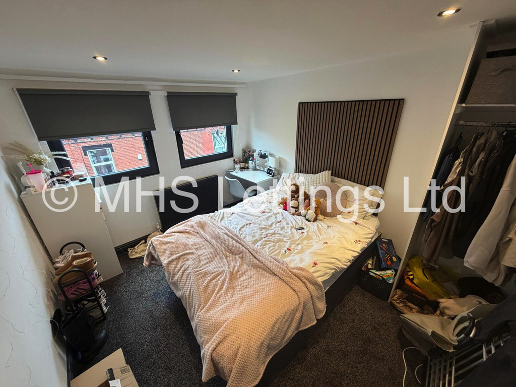 Photo of 5 Bedroom Mid Terraced House in 27 Welton Place, Leeds, LS6 1EW