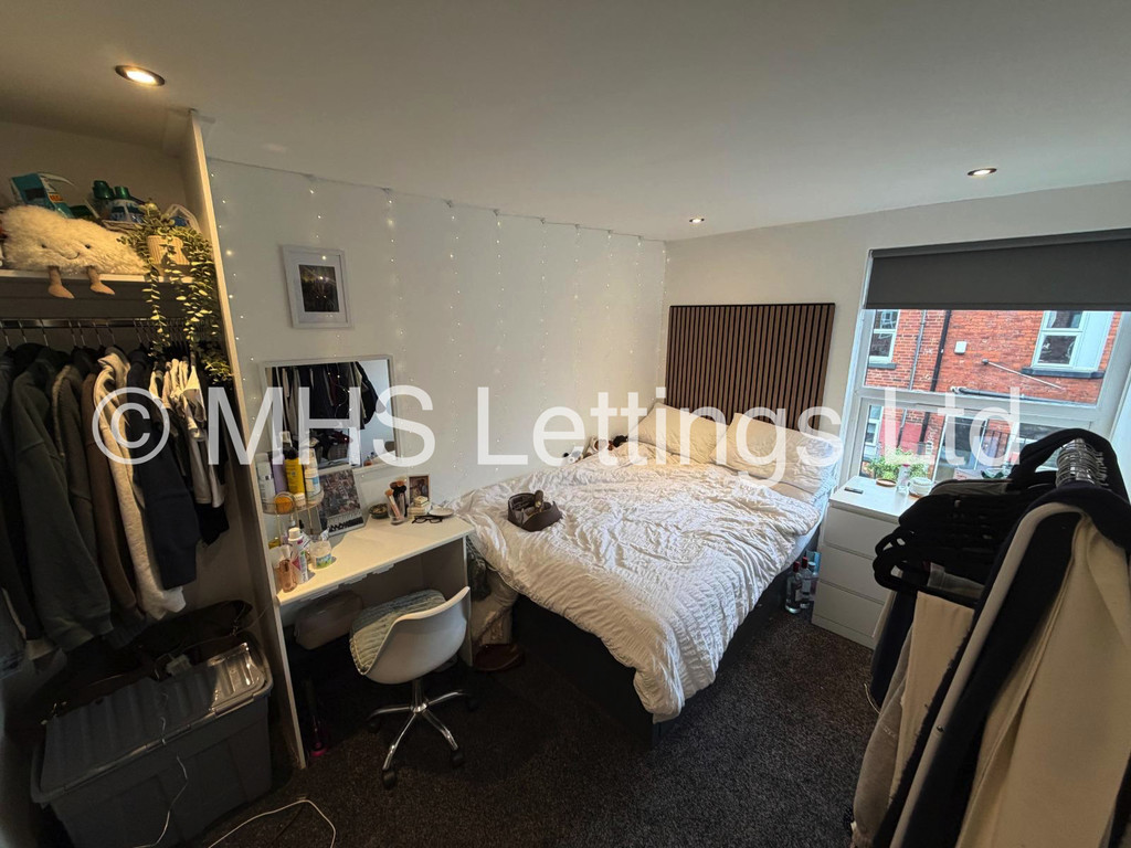Photo of 5 Bedroom Mid Terraced House in 27 Welton Place, Leeds, LS6 1EW