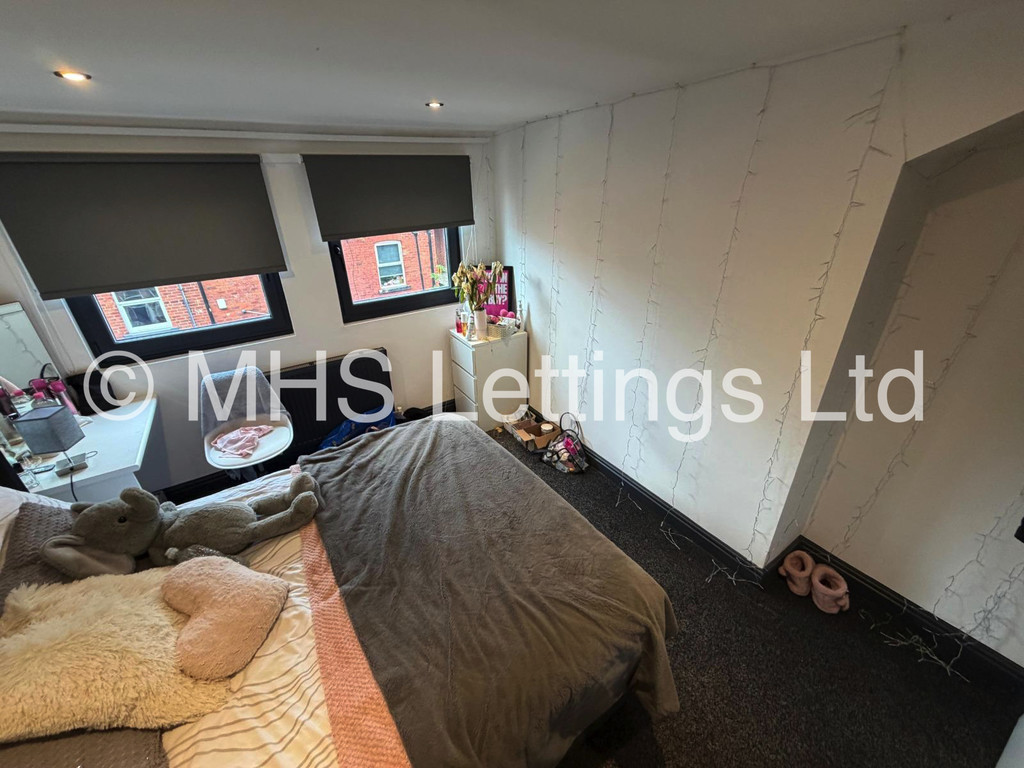 Photo of 5 Bedroom Mid Terraced House in 27 Welton Place, Leeds, LS6 1EW