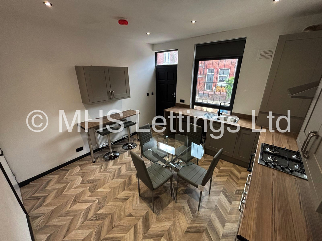 Photo of 4 Bedroom Mid Terraced House in 27 Welton Place, Leeds, LS6 1EW