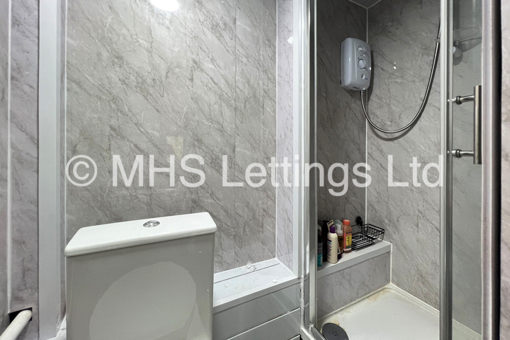 Photo of 2 Bedroom Mid Terraced House in 40 Ash Grove, Leeds, LS6 1AY
