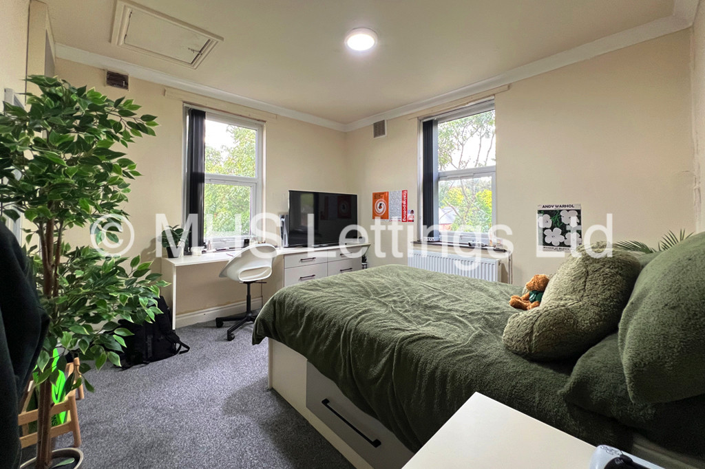 Photo of 2 Bedroom Mid Terraced House in 40 Ash Grove, Leeds, LS6 1AY