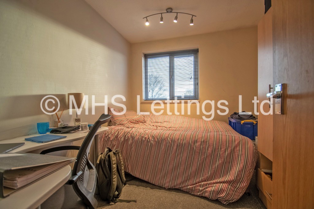 Photo of 3 Bedroom Mid Terraced House in 26 Hyde Park Close, Leeds, LS6 1SF