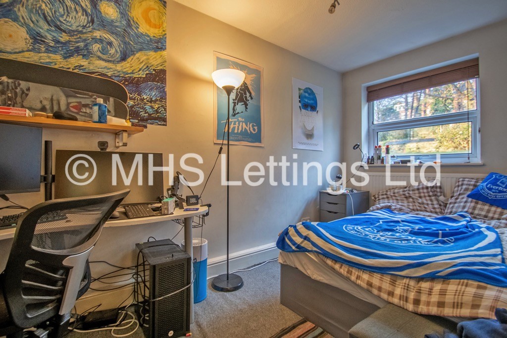 Photo of 3 Bedroom Mid Terraced House in 26 Hyde Park Close, Leeds, LS6 1SF