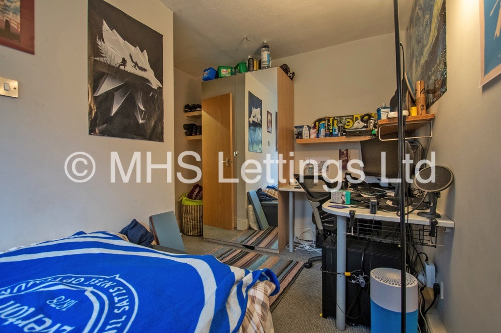 Photo of 3 Bedroom Mid Terraced House in 26 Hyde Park Close, Leeds, LS6 1SF