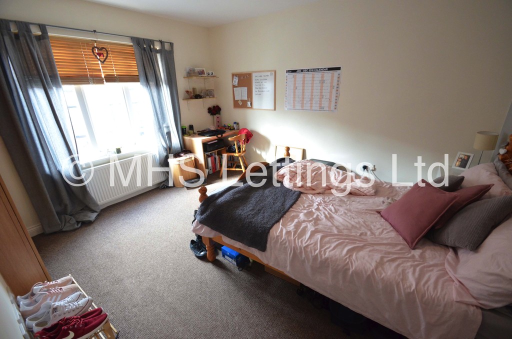 Photo of 4 Bedroom Mid Terraced House in 44 Hartley Avenue, Leeds, LS6 2LP
