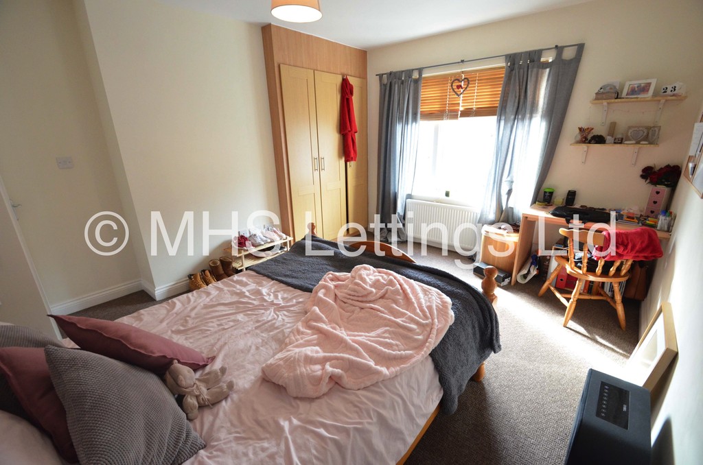Photo of 4 Bedroom Mid Terraced House in 44 Hartley Avenue, Leeds, LS6 2LP