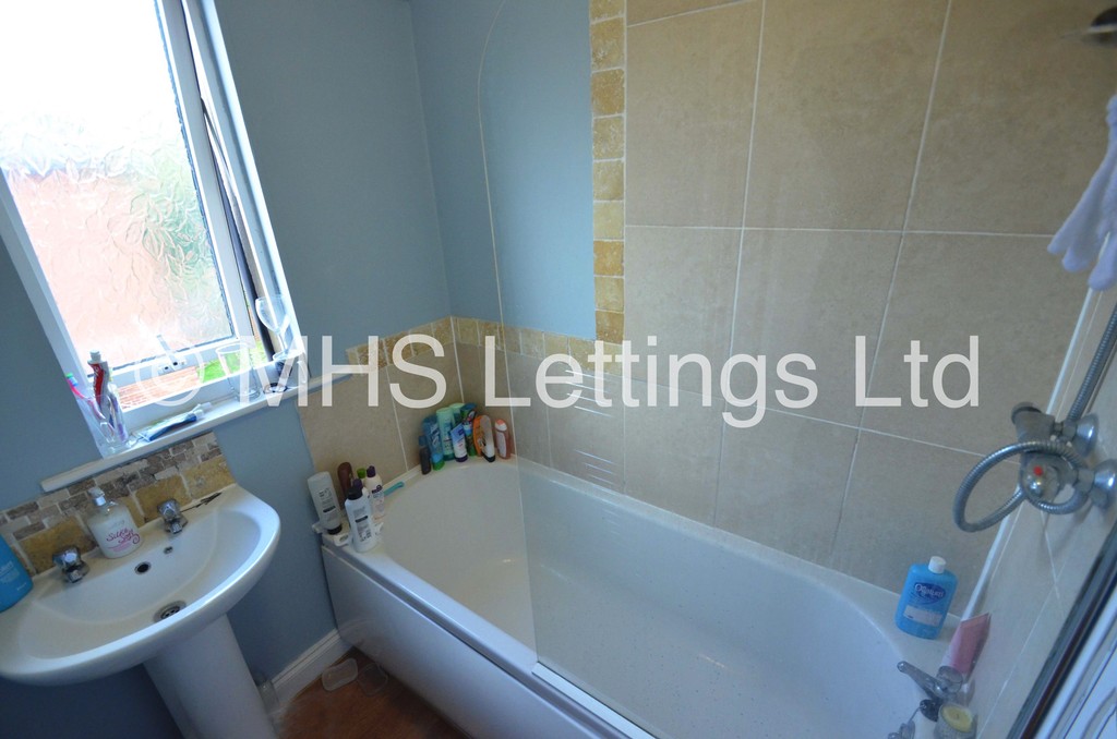 Photo of 4 Bedroom Mid Terraced House in 44 Hartley Avenue, Leeds, LS6 2LP