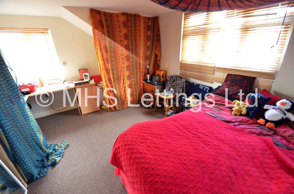 Photo of 4 Bedroom Mid Terraced House in 44 Hartley Avenue, Leeds, LS6 2LP