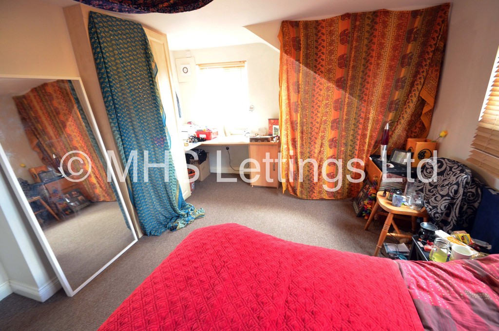 Photo of 4 Bedroom Mid Terraced House in 44 Hartley Avenue, Leeds, LS6 2LP