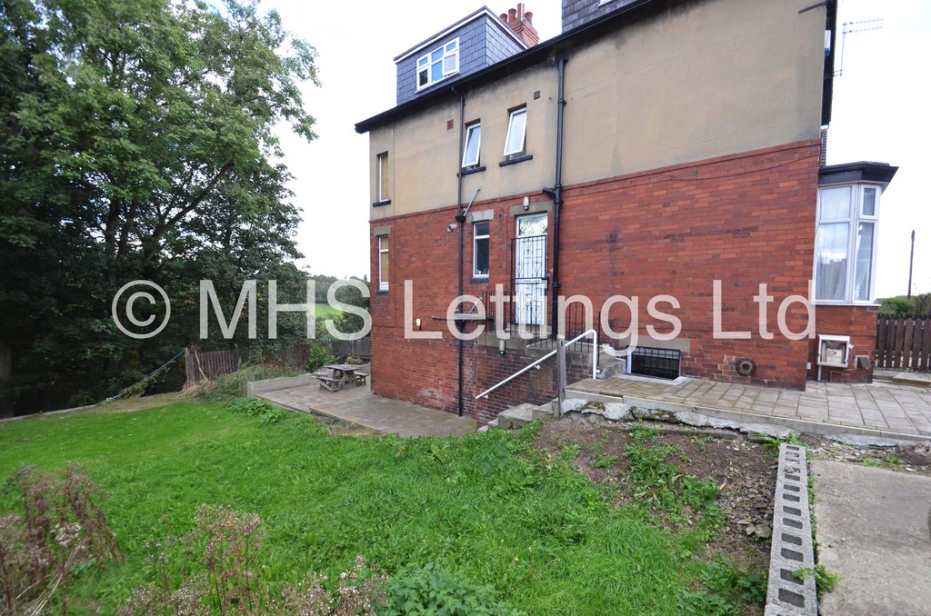 Photo of 4 Bedroom Mid Terraced House in 44 Hartley Avenue, Leeds, LS6 2LP