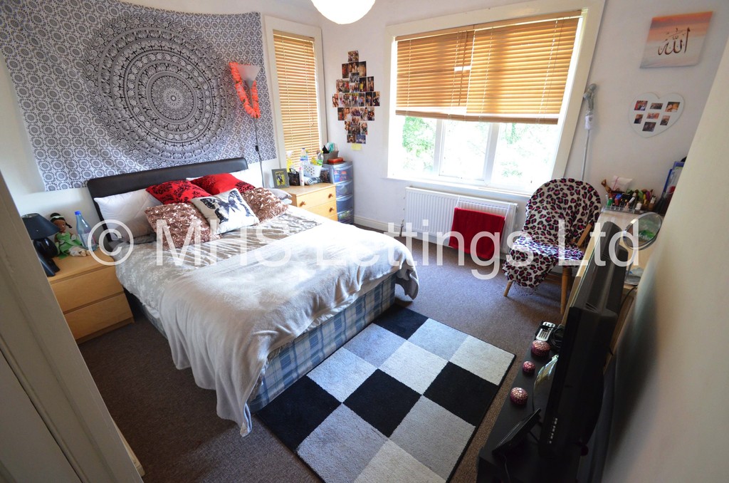 Photo of 4 Bedroom Mid Terraced House in 44 Hartley Avenue, Leeds, LS6 2LP
