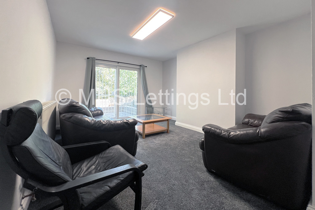 Photo of 4 Bedroom Mid Terraced House in 44 Hartley Avenue, Leeds, LS6 2LP