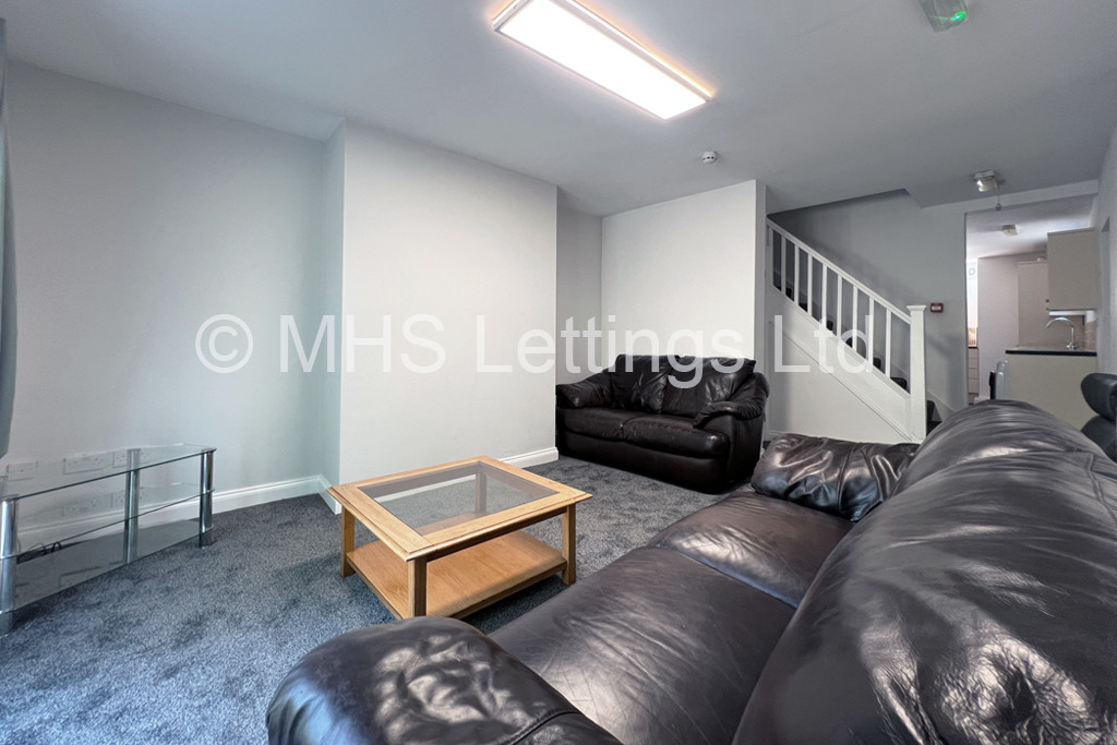 Photo of 4 Bedroom Mid Terraced House in 44 Hartley Avenue, Leeds, LS6 2LP