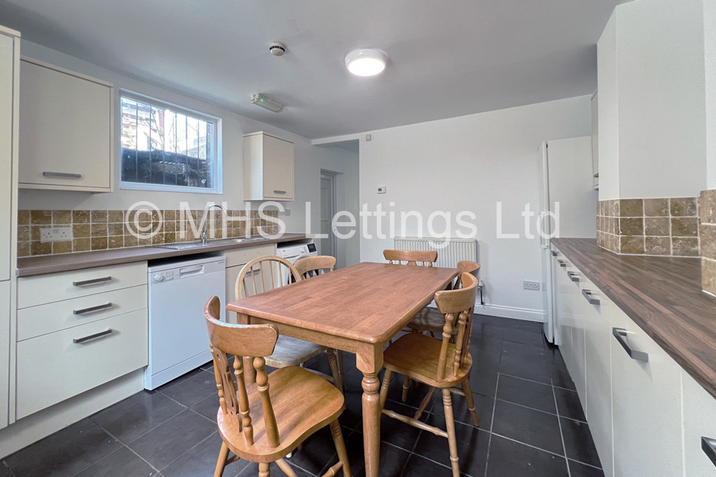 Photo of 4 Bedroom Mid Terraced House in 44 Hartley Avenue, Leeds, LS6 2LP