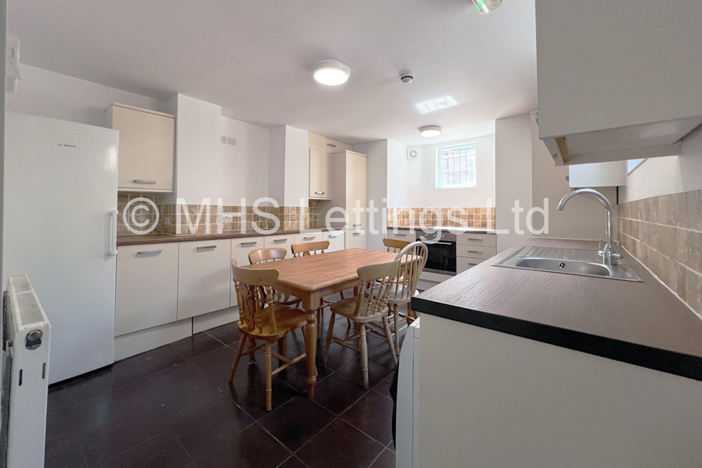Photo of 4 Bedroom Mid Terraced House in 44 Hartley Avenue, Leeds, LS6 2LP