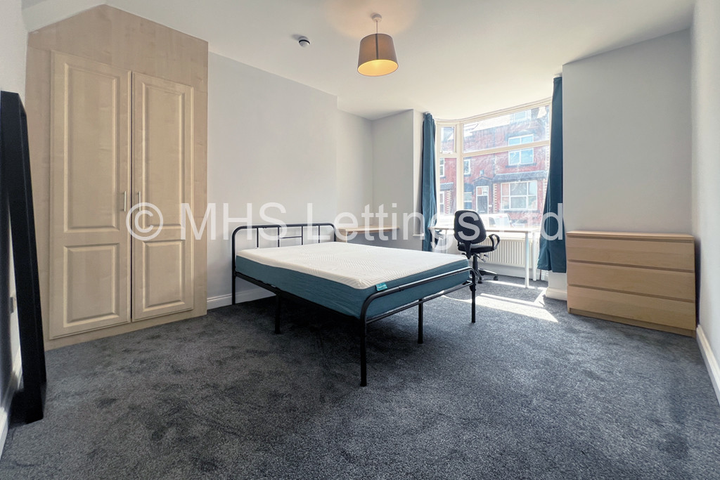 Photo of 4 Bedroom Mid Terraced House in 44 Hartley Avenue, Leeds, LS6 2LP