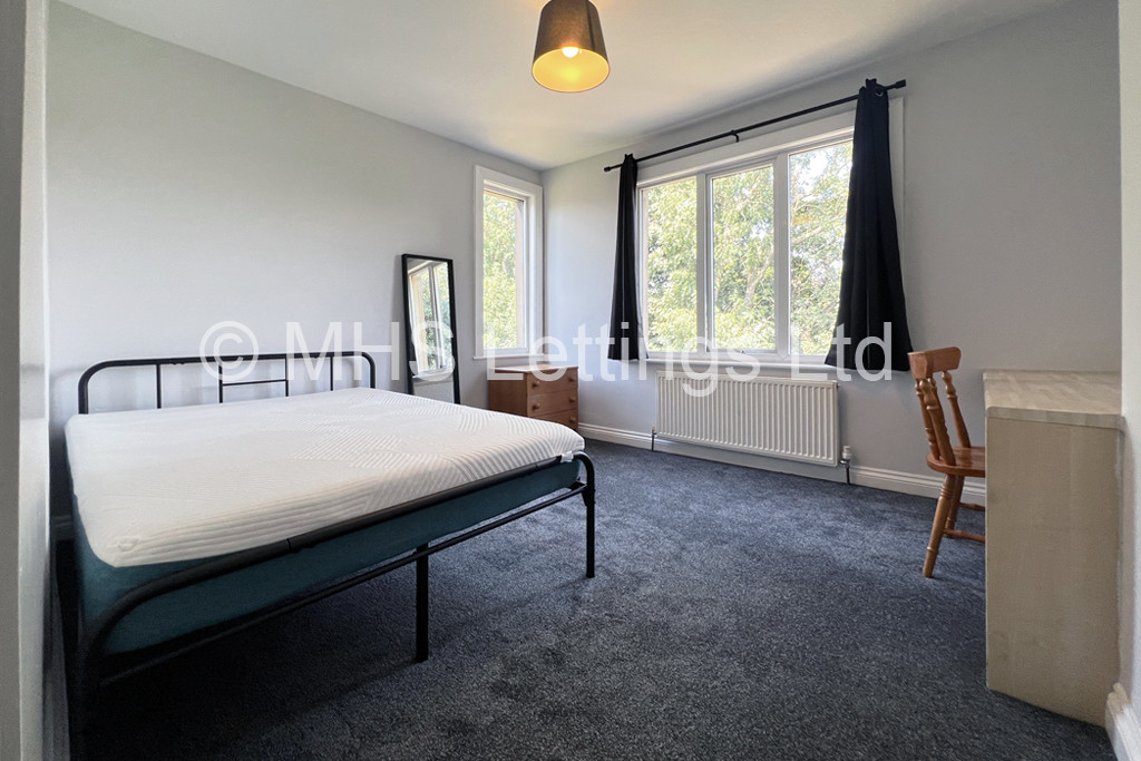 Photo of 4 Bedroom Mid Terraced House in 44 Hartley Avenue, Leeds, LS6 2LP
