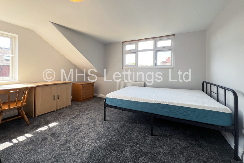 Photo of 4 Bedroom Mid Terraced House in 44 Hartley Avenue, Leeds, LS6 2LP