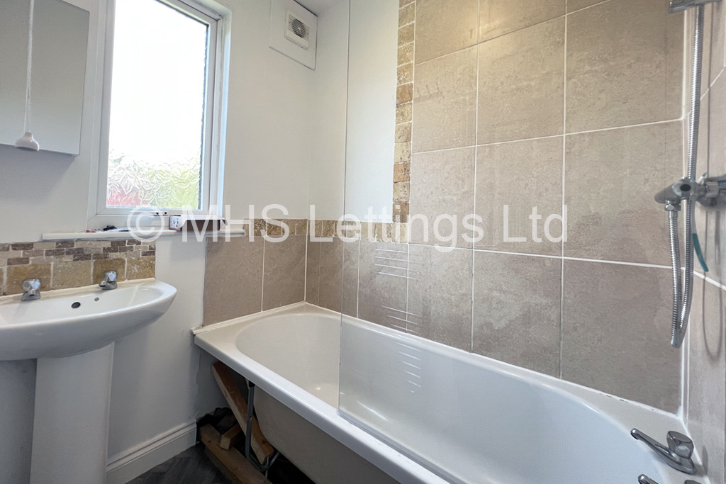 Photo of 4 Bedroom Mid Terraced House in 44 Hartley Avenue, Leeds, LS6 2LP