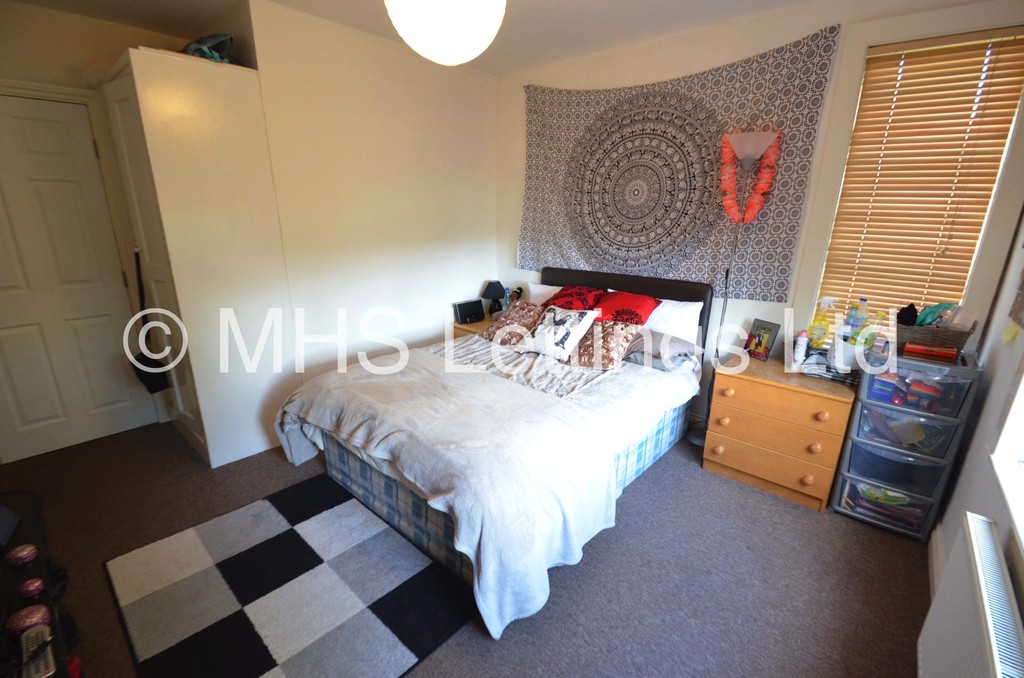 Photo of 4 Bedroom Mid Terraced House in 44 Hartley Avenue, Leeds, LS6 2LP