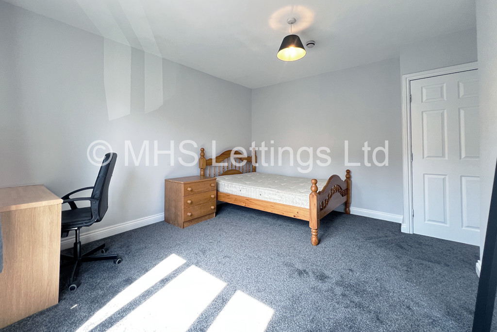 Photo of 4 Bedroom Mid Terraced House in 44 Hartley Avenue, Leeds, LS6 2LP