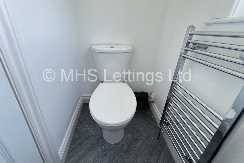 Photo of 4 Bedroom Mid Terraced House in 44 Hartley Avenue, Leeds, LS6 2LP