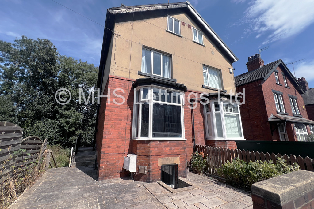 Photo of 4 Bedroom Mid Terraced House in 44 Hartley Avenue, Leeds, LS6 2LP