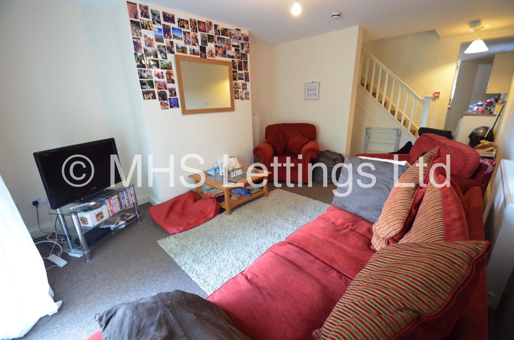Photo of 4 Bedroom Mid Terraced House in 44 Hartley Avenue, Leeds, LS6 2LP