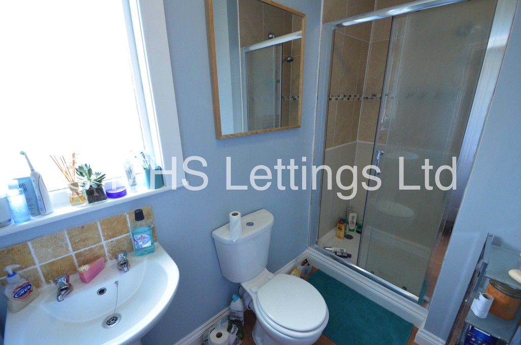 Photo of 4 Bedroom Mid Terraced House in 44 Hartley Avenue, Leeds, LS6 2LP