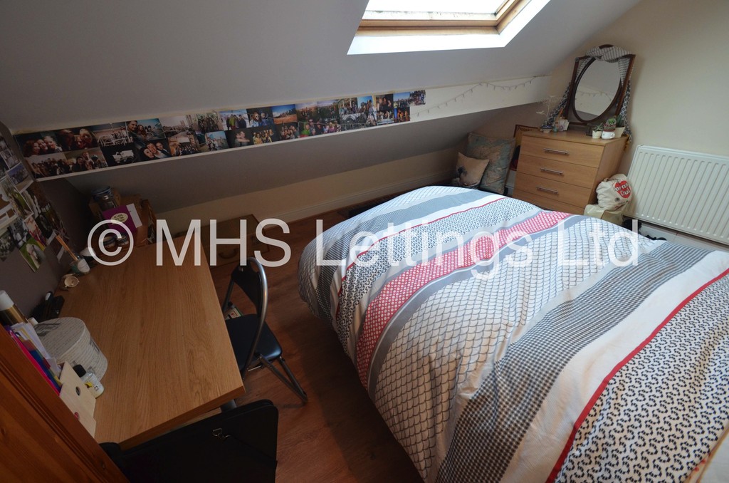 Photo of 5 Bedroom Mid Terraced House in 23 Ashville Road, Leeds, LS6 1NA